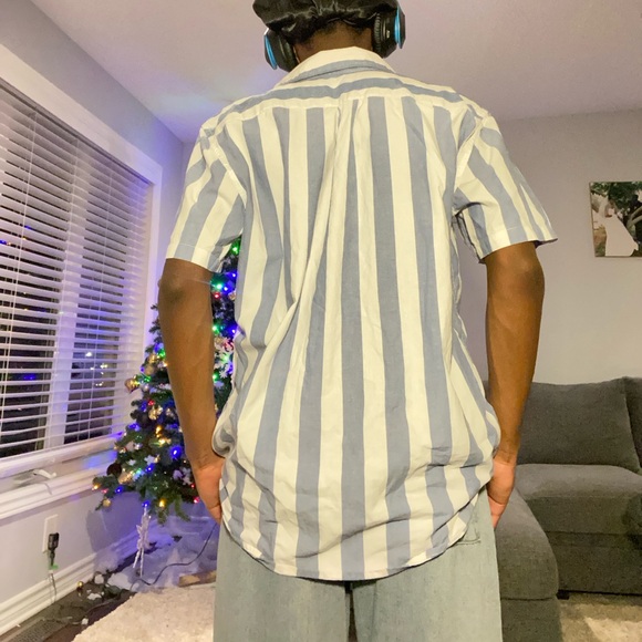 Short Sleeved Casual Shirt 👔 - Picture 3 of 3